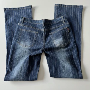 Randiga jeans - Lågmidjade - midwaist bootcut jeans. Midjemått: 74 cm, men stretchiga. Innerbenslängd: 81 cm. Jag är 176 cm 💕