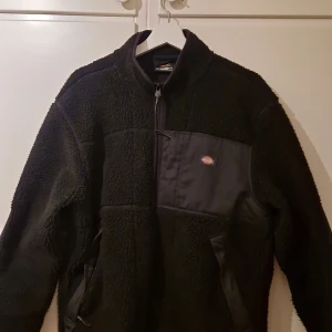 Dickies höst/vinterjacka - använt en del men inga flaws, lite hundhår på 😗 