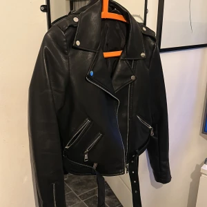 Skinnjacka - Svart skinnjacka med snygga detaljer. ❤️‍🔥 Jackan är i storlek M, men den sitter som en oversized S. 