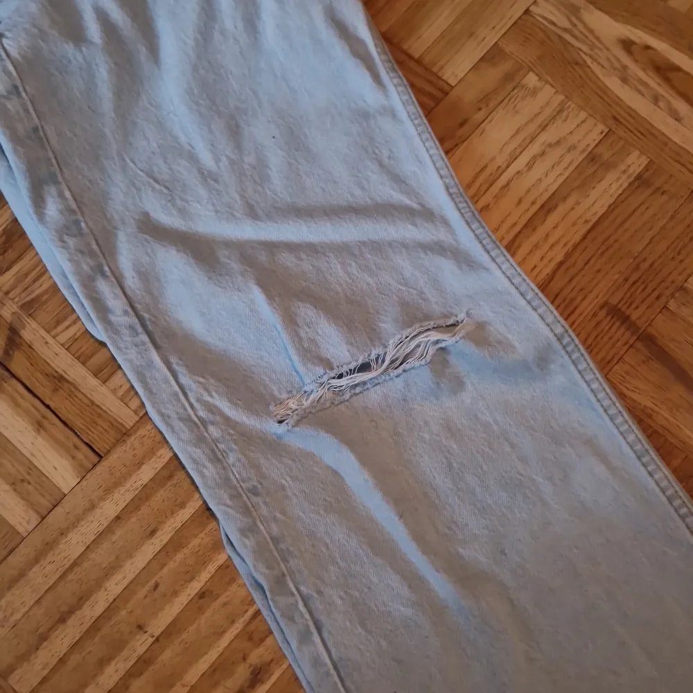 Helt nya och oanvända jeans från Pull&Bear.. Jeans & Byxor.