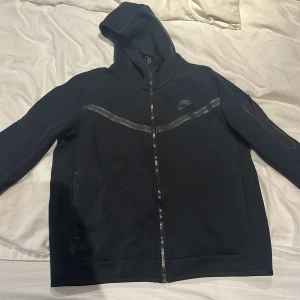 Nike tech hoodie - Säljer nu min Nike tech hoodie som är svart i stolek m för 350kr jättefint skick. Du står för frakten. Hör av dig vid frågor 