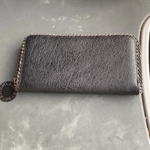  Stella McCartney plånbok  - Säljer min nya Stella McCartney plånbok väldigt bra skick som sagt helt ny👍🏻