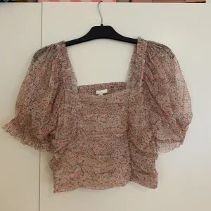 Blommig meshtröja  - En rosablommig tröja o meshmaterial perfekt till sommarmiddagen 🩷