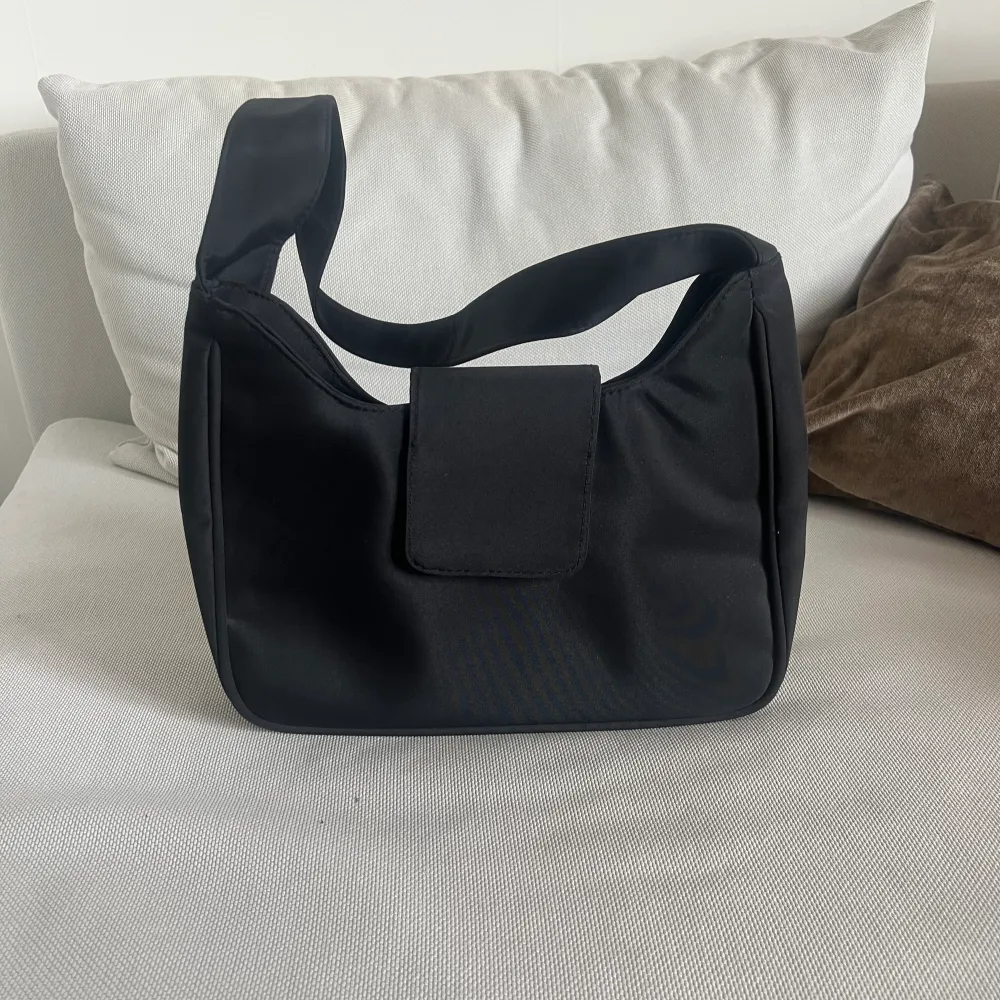 Fendi inspirerad väska i nylon, köpt second hand och finns inget märke. Har själv aldrig använt den och den ser så gott som ny ut.. Väskor.