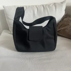 Fendi inspirerad väska i nylon, köpt second hand och finns inget märke. Har själv aldrig använt den och den ser så gott som ny ut.