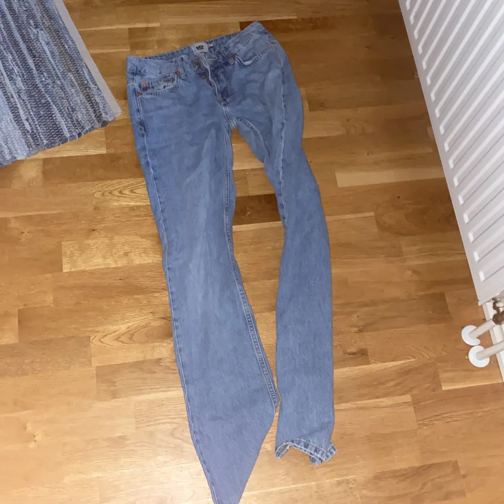 Blåa jeans, lågmidjade.. Jeans & Byxor.