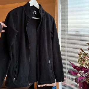 Fleece - Skön formsydd fleece där dock dragkedjan inte funkar🖤💔