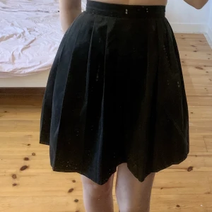 Kjol - Svart kjol, ingen storlek i men skulle gissa xs. Kom gärna med frågor och prisförslag 🖤