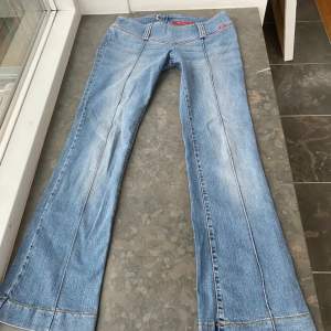 Supersnygga lågmidjade bootcut jeans! Säljer då dem är lite stora på mig. 💕