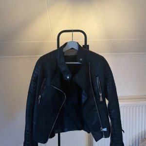 Skinnjacka - Säljer min gamla skinjacka då jag växt ut den, den är lite tajtare än storleken. Så passar en 36 också! Köpt för 800 kr.