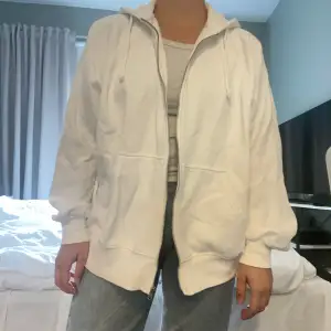 En oversized zip hoodie från HM. I mjukt ganska tjockt material. Storlek S men passar mindre o större🤝