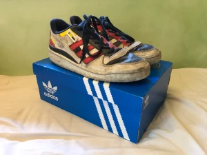 Adidas forum - Adidas forum legend ink. Relativt slitna. Remmen går att ta av och på till skillnad från många andra forums. Box ingår.