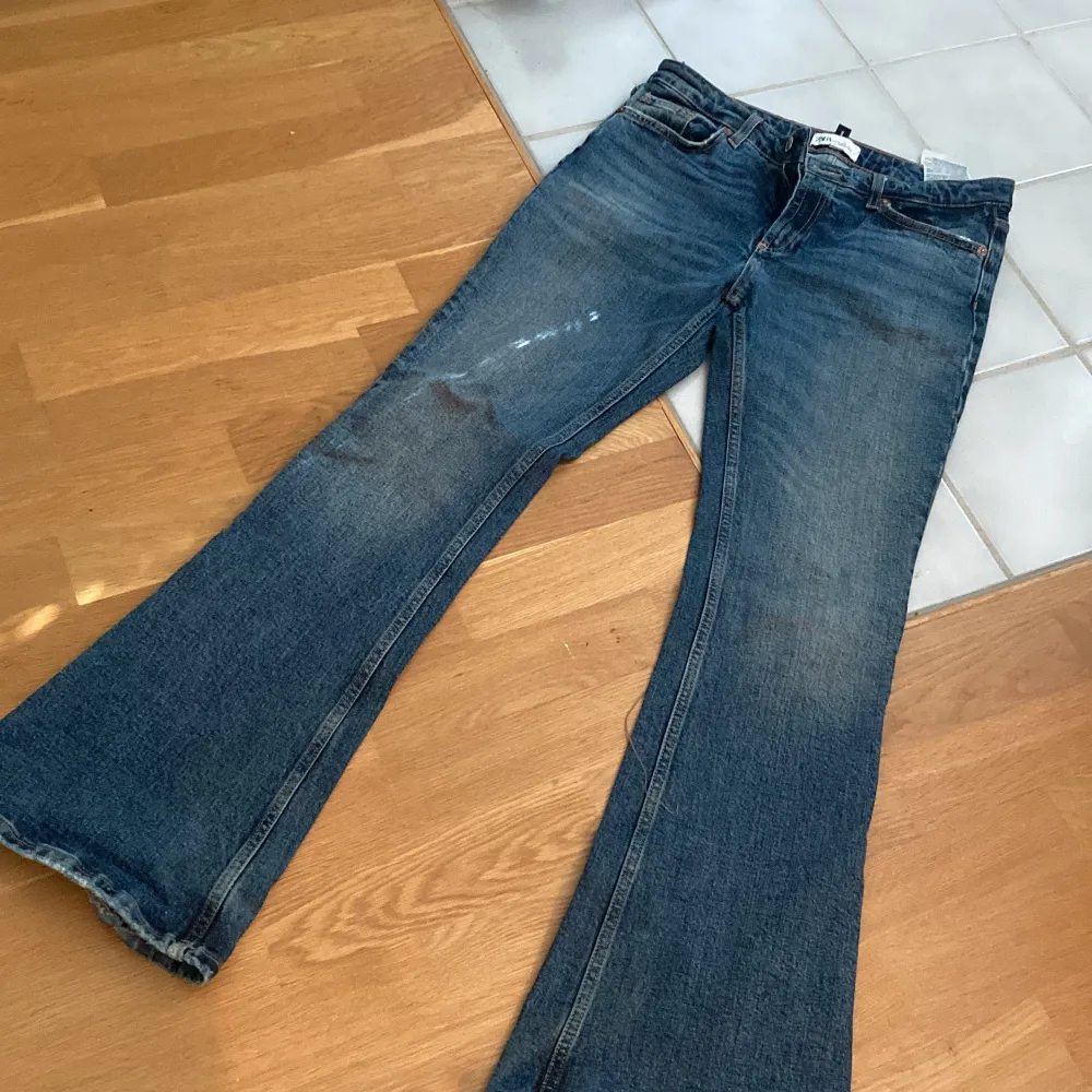 Superfina utsvängda zara jeans i stl 36! finns inte längre att köpa på hemsidan. lite tjockare material än de flesta zara jeans. kom gärna privat för fler bilder!. Jeans & Byxor.