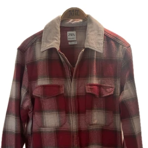 Röd Zara flanelljacka - Säljes pga att jag växt ur den. Köpt höst 2022 för runt 499 kr. Mycket bra skick, inga skador eller skavanker, strl S