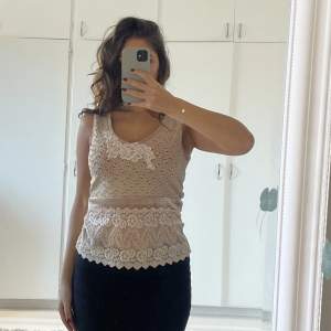 Ett otroligt fint vintage linne. Har blommor i spets nertill, ett band på mitten i sammet och guldglittrig i tyget 🤍✨skriv till mig vid minsta intresse 🤍