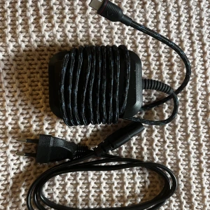 Datorladdare USB C - Nästan helt ny datorladdare som bara användes i två veckor då jag köpte ny dator som hade en laddare i paketet. Jag träffas helst i stan. Pris kan självklart diskuteras vid snabb affär.