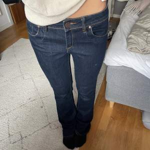 Snygga bootcut jeans i en assnygg färg! Storlek 29 i midjan men skulle säga att de passar mindre ä större då det är stretch! Midjemåttet är ca 78cm! Kom privat för mer info/köp😇