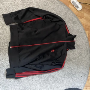 Adidas tröja - Kommer ej till användning, fin!Har rensat mitt rum så finns massa saker i min profil!💕 