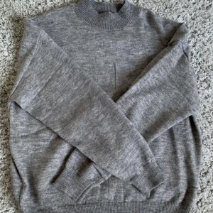 Tre stickade tröjor - Tre stickade tröjor, två från SHEIN och en från h&m. Används inte och därför säljer jag dem 🩷värde cirka 450kr. 