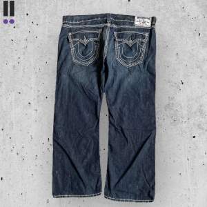 True Religion jeans i model Straight 💜 Tag 42W 💜Midja (rakt över) 57cm 💜 Innerben 71cm 💜 Ytterben 105cm 💜 Benöppning 25cm 💜  💜Våra mått blir W=44, L=27 💜 Men jämför alltid måtten💜708