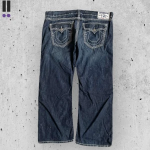 True religion jeans #708 - True Religion jeans i model Straight 💜 Tag 42W 💜Midja (rakt över) 57cm 💜 Innerben 71cm 💜 Ytterben 105cm 💜 Benöppning 25cm 💜  💜Våra mått blir W=44, L=27 💜 Men jämför alltid måtten💜708