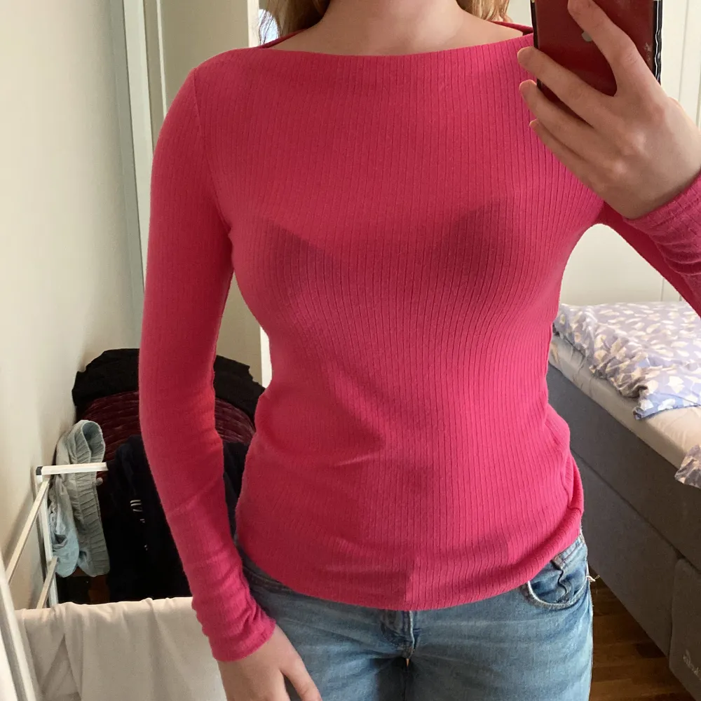 En rosa tröja väldigt lik intimissimi tröjorna fast. Fast denna är inte see trough. Passar någon från XS- M beroende på hur du vill att den ska sitta❤️. Tröjor & Koftor.