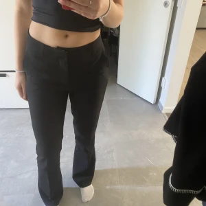Kostym byxor  - Svarta kostymbyxor från bikbok bra skick, nypris 600