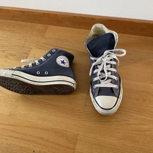 Converse marinblå - Säljer mina Converse - chuck taylor i marinblå färg, då de inte kommer till användning längre.