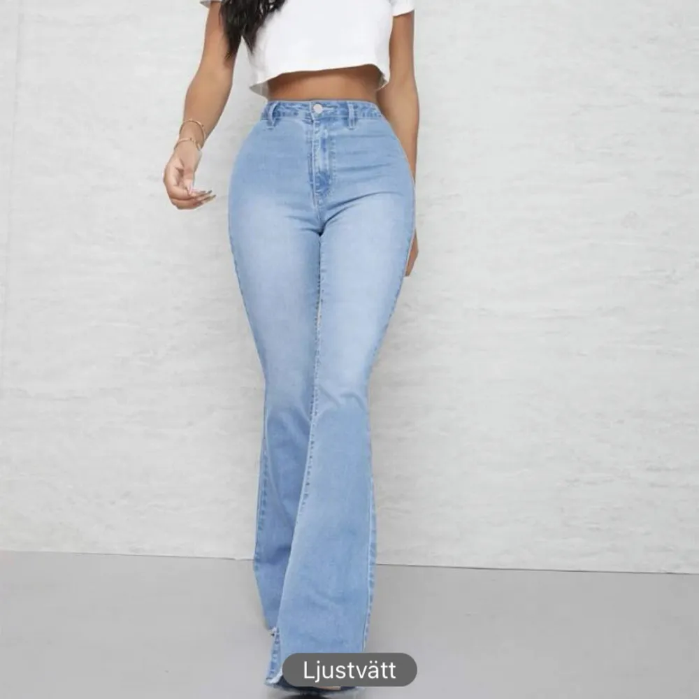 Säljer mina snygga ljusblå jeans då de ej används. Svårt att se på bild men slitna nedtill (köpta så). Mycket stretch och i bomullsmaterial. Storlek 28=S/M, hör av dig vid intresse och för mer info🦋🐬🌊. Jeans & Byxor.