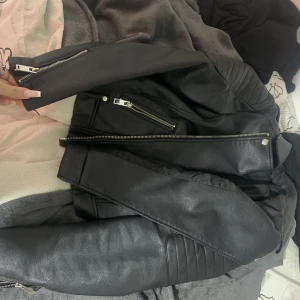 Skinnjacka  - Den är lite för stor och använd två tre gånger bara. Den kan passa M och S