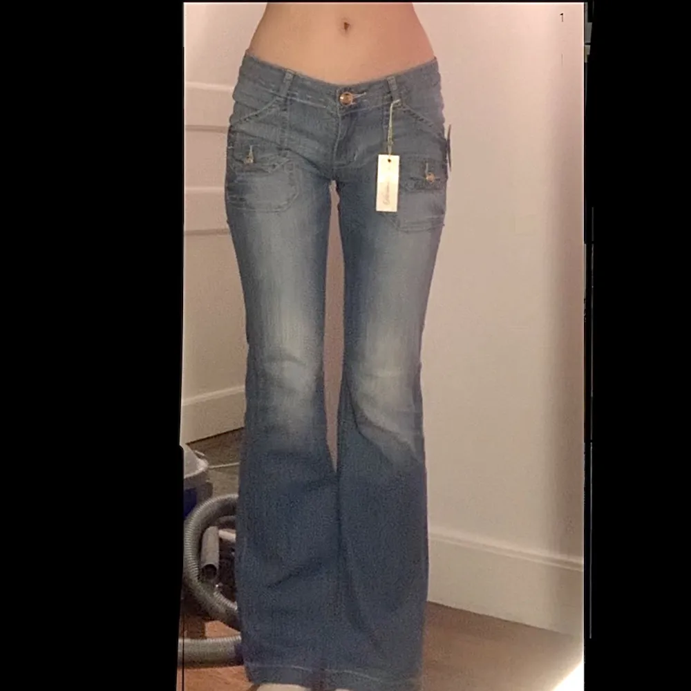 Lågmidjade bootcut jeans från red by Marc ecko. Midjemått tvärs över är 39cm och total längd 105🙌🏻köpta second hand men med prislappar kvar, skriv vid fler bilder elller frågor❤️. Jeans & Byxor.