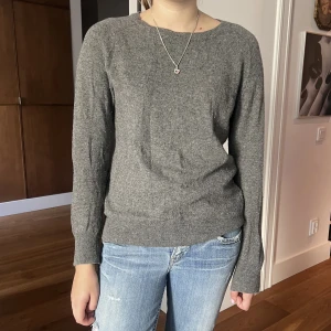 Stickad tröja  - Säljer den här populära stickade från Zara🌟