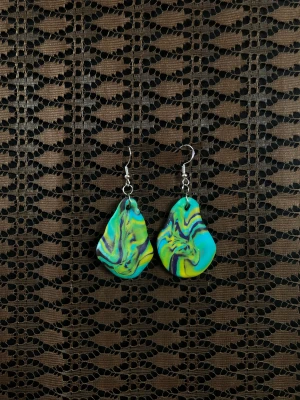 Handgjorda örhängen - Handgjorda örhängen med hänge i silver.  Ca 4 cm