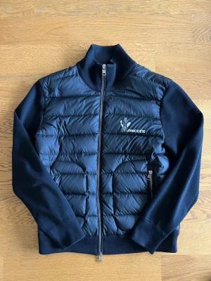Moncler Cardigan - Säljer nu denna fina Moncler cardigan i storlek S, säljer då jag växt ut den. Kan mötas upp i Göteborg om de så behövs.