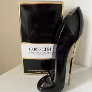 Carolina Herrera Good Girl - Väldigt god och förförisk gourmand-doft med mandel, tuberos och tonkaböna. Dryg och sitter väldigt länge och har den numera välkända flaskan i klacksko-form!  Flaskan är på 30 ml och parfymen använd ca 5 gånger. 