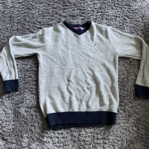 Tommy Hilfiger - Snygg enkelt tröja. Bra skicka och kvalite.