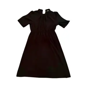 Fin feminin klänning från Dry Lake. Säljer då den inte kommer till användning längre. Väldigt bekväm och i bra skick. Storlek, skickas mot frakt!🤍