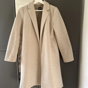 Zara kappa - Superfin beige kappa gråna zara som är perfekt nu till hösten🤩 stl S🫶🏽