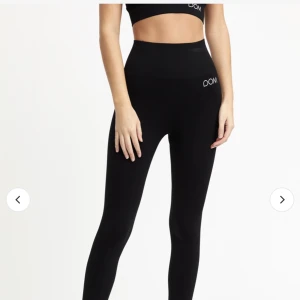 Drop of mindfullnes träningsbyxa - Jätte fin svart träningsbyxa från DOM, använda Max en gång, säljer då dem är för små på mig💕