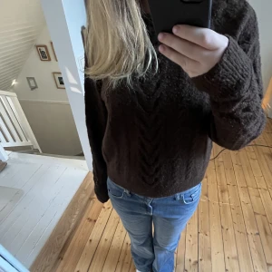 Höstig stickad tröja - Super mysig stickad tröja perfekt nu till hösten. Lite nopprig men inget som märks så mycket🤎 TRYCK EJ PÅ KÖP NU HÖR AV DIG VID INTRESSE 