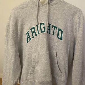 Axel arigato hoodie - Säljer nu min superfina Atigato joodie, då den tyvärr är för liten för mig nu. Storlek M, köpt för cirka ett år sedan, knappt använd.