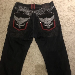 Häftiga jeans! - Säljer dessa tvääär coola jeansen. De är otroligt snygga väldigt sköna, sen är dem lagom baggy och jätte härliga