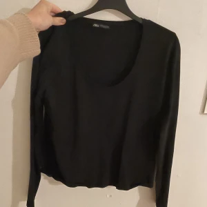 ZARA BASIC tröja - Bra skick men kommer tyvärr inte till användning 🤍⭐️🌟