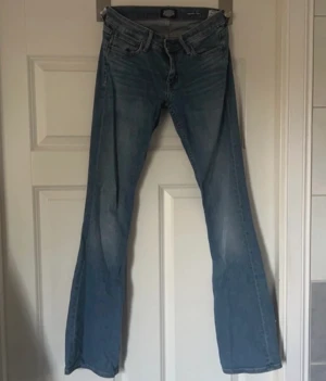 Low waist bootcut - Low waist bootcut jeans från crocker, superfina och sparsamt använda. Strl 26/33, lite slitna vid hälen 🙏🩷 pris kan diskuteras 