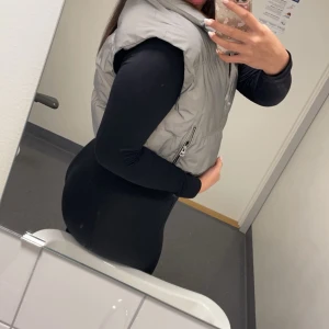 Kort reflex väst - Kort reflex väst. ser ut som grå på dagen men reflektiv på natten. Jättesnygg. Storlek M