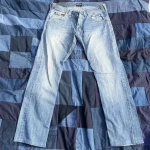Sjukt snygga lee jeans med en otrolig fade! Sitter som ett par 501. Midjemått 44,5 cm, totala längden 107 cm, benöppning 20 cm. Dm vid frågor:)