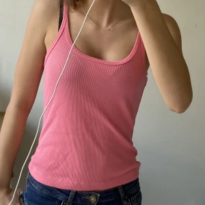 Rosa linne - Snyggt rosa ribbat linne(tryck gärna på köp nu)