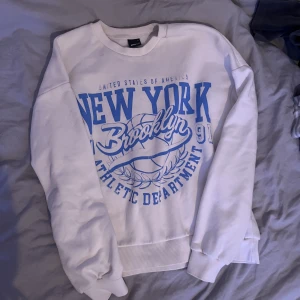 Vit tjock tröja🤍 - Vit tjock tröja med blå text, super skönt material🫶🏼