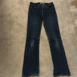 Lågmidjade bootcutjeans - Säljer pga att dom har blivit för små.köpta för nypris 