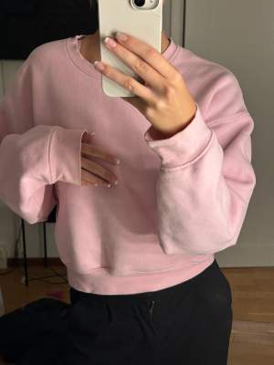 säljer denna rosa croppade sweatshirt från bikbok💕💕kommer inte till användning för mig tyvärr. Storlek xs men passar mig som är en S/M
